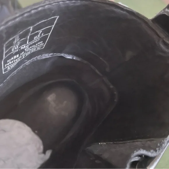 Dr. Martens VI Patent Leather Buckled Engineer Boots *Thailand* - Picture 5 of 11